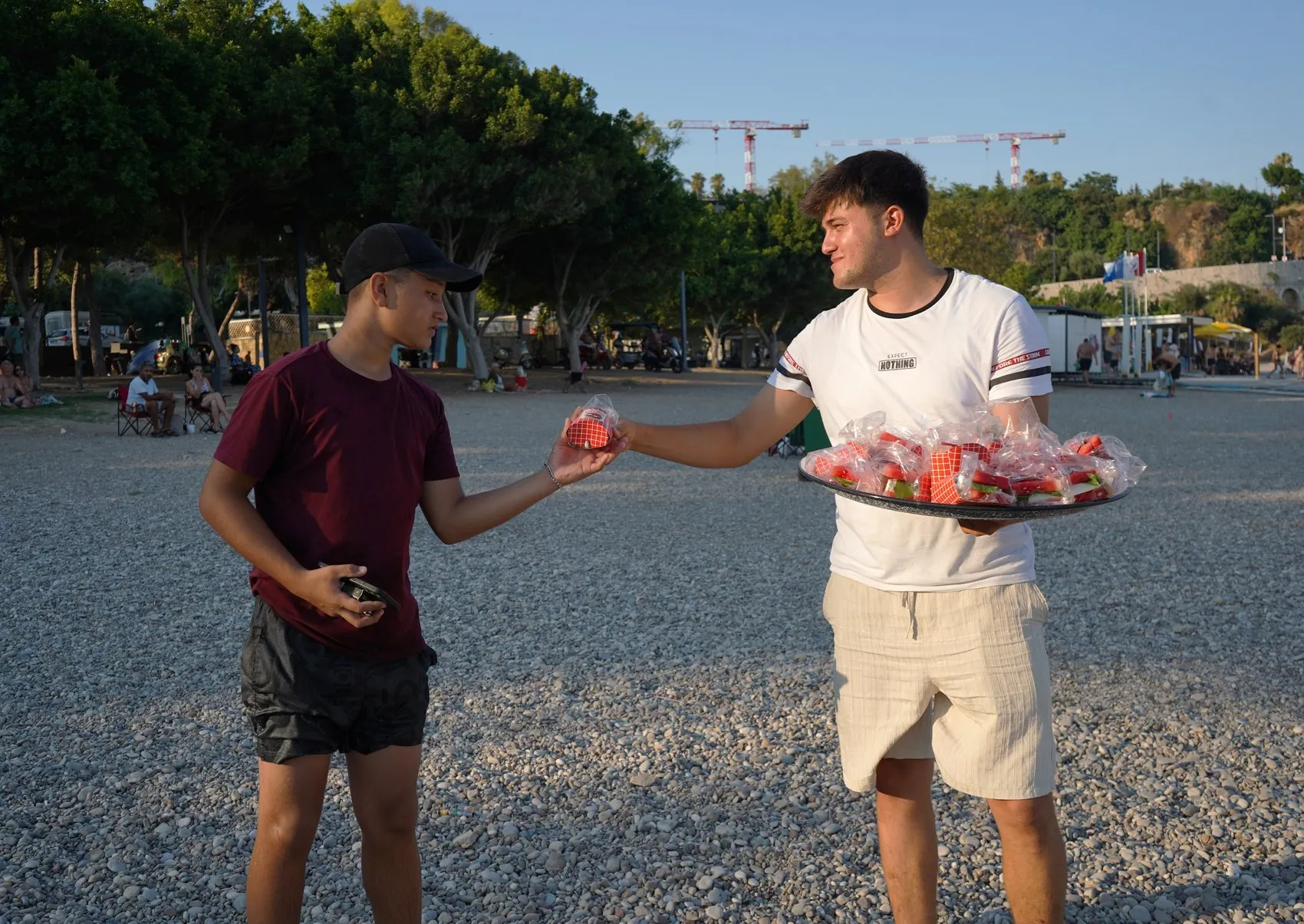 Antalya plajlarında ücretsiz karpuz sandviç dönemi