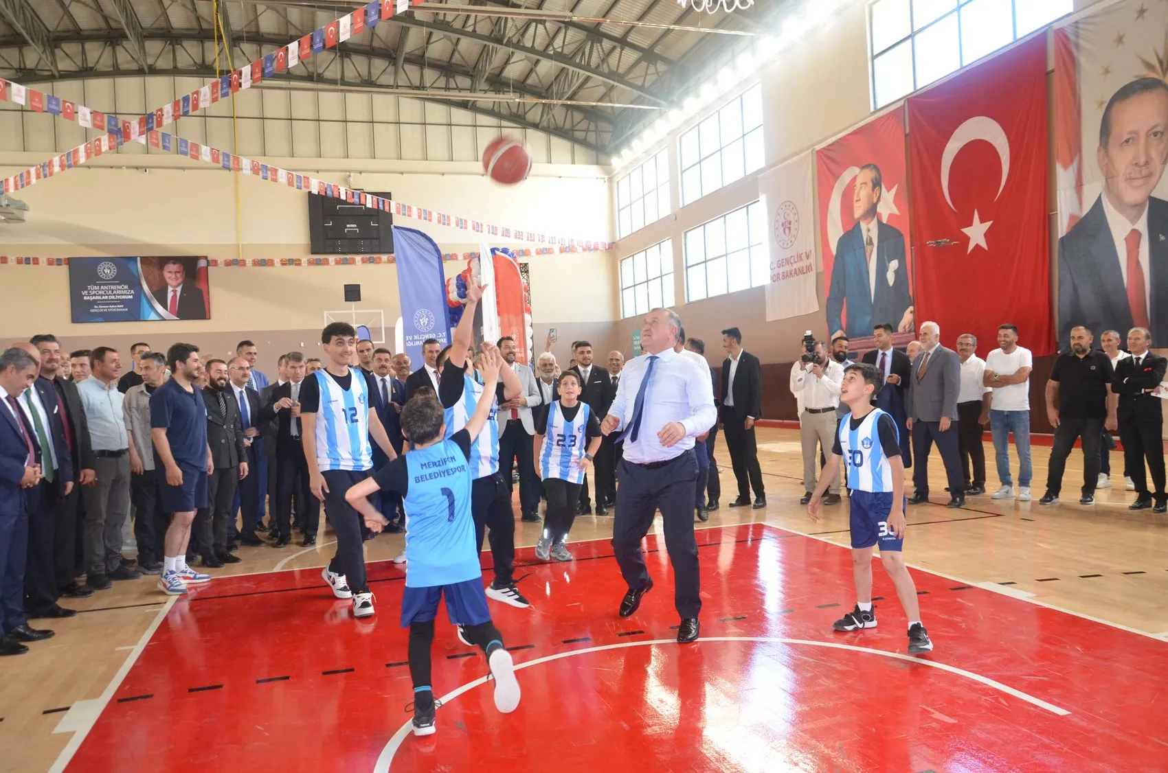 Bakan Bak Amasya'da yeni gençlik merkezlerini hizmete açtı