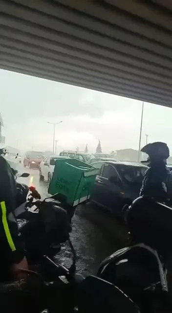 Mudanya'da aniden bastıran sağanak kuryeleri zor durumda bıraktı