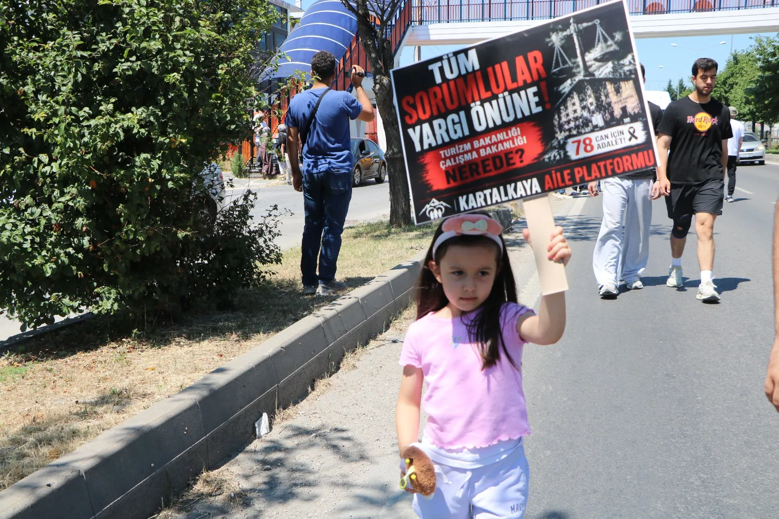 78 canın yasını tutan aileler adalet için Ankara yolunda