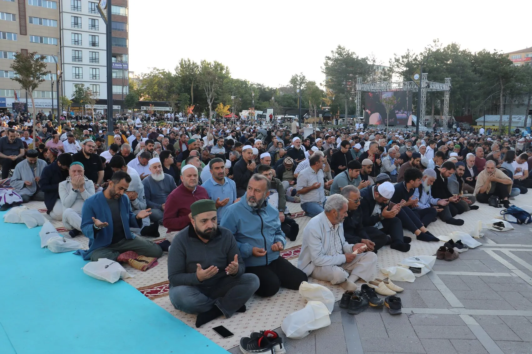 Elazığ meydanında 20 bin kişi sabah namazında buluştu