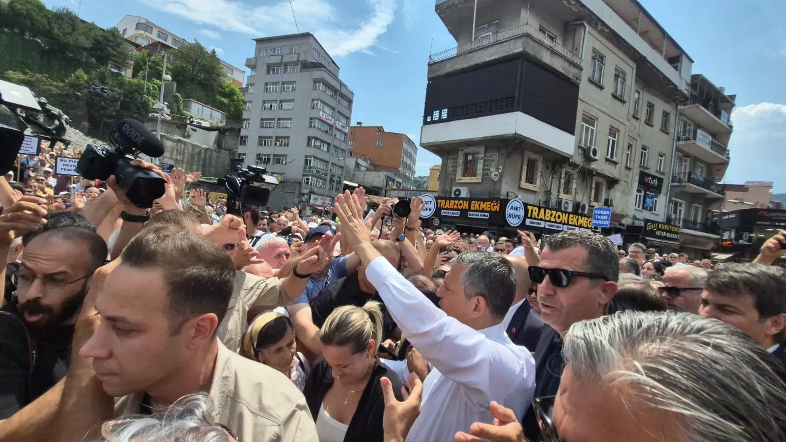Özgür Özel Zonguldak'ta bankın üzerine çıkıp seçmene seslendi