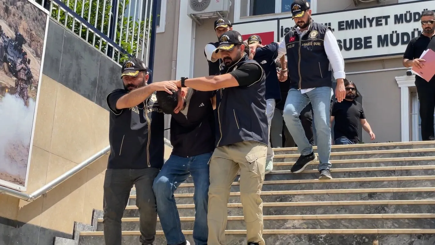 Eyüpsultan’da motosikletli şüphelinin üzerinden uzun namlulu silah çıktı