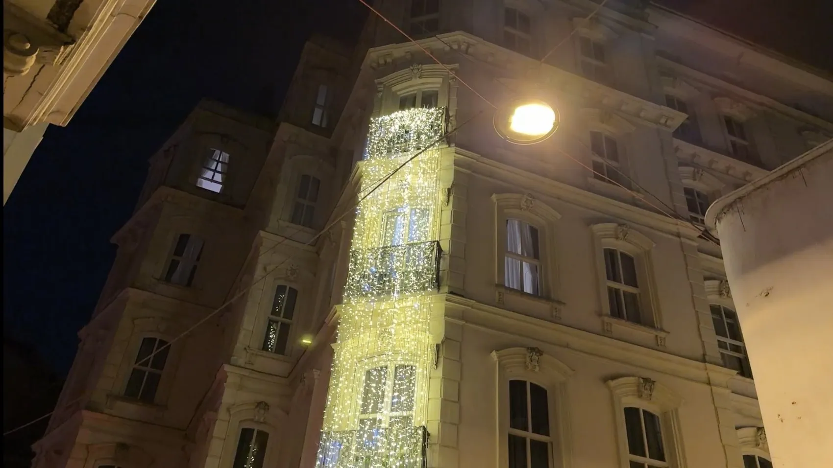 Galata'daki bir otelde genç aşçı terastan düşerek can verdi