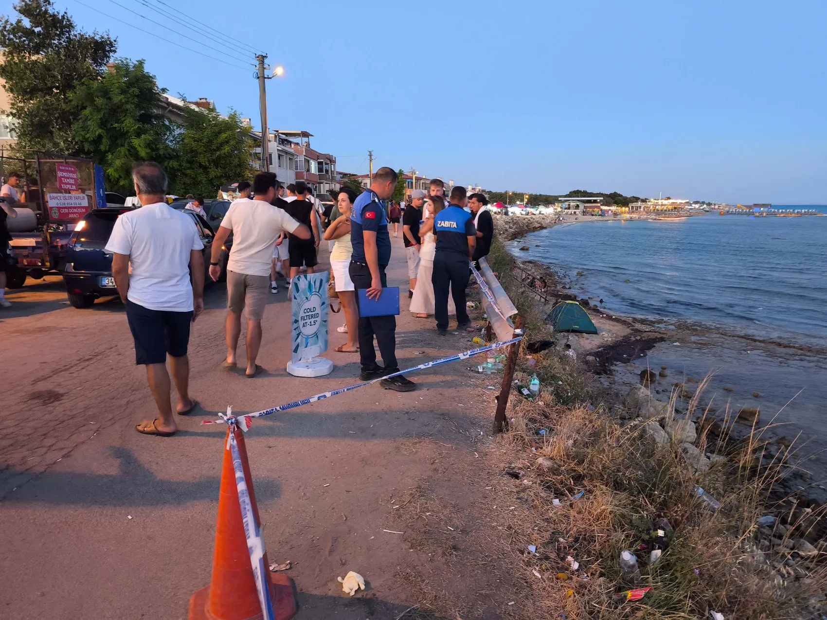 Edirne’de sahil kenarındaki bariyer koptu 2 kişi kayalıklara çakıldı