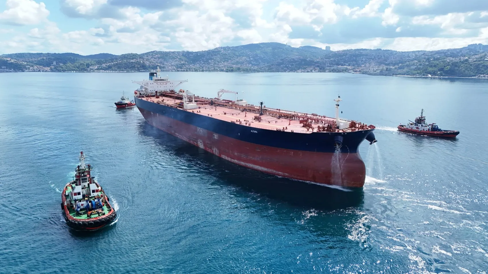 Saldırıya uğrayan dev tanker dört ay sonra Boğazdan geçti