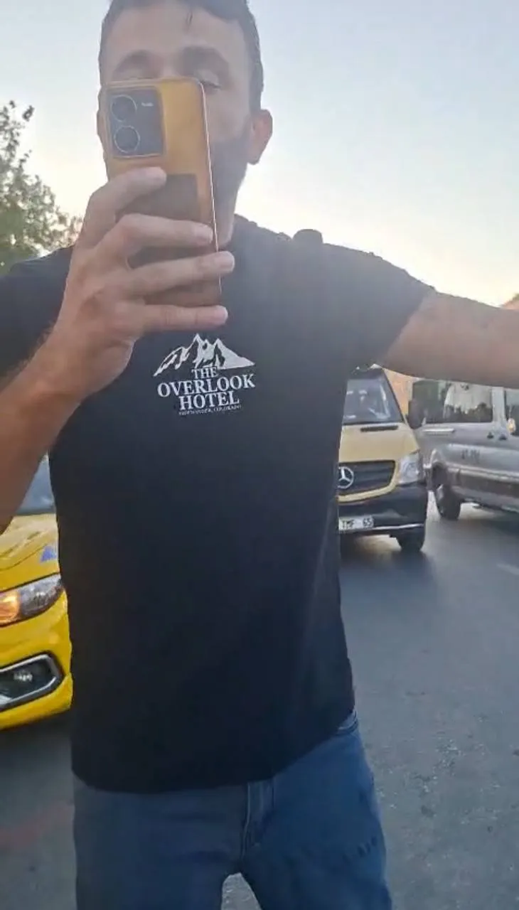 Beylikdüzü’nde taksici kavgası Yolcu kapma kavgası kamerada