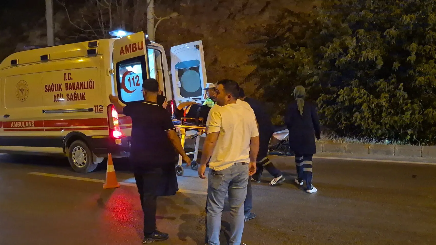 Malatya'da gece yarısı kaza Direğe çarpan araçta iki kişi yaralandı