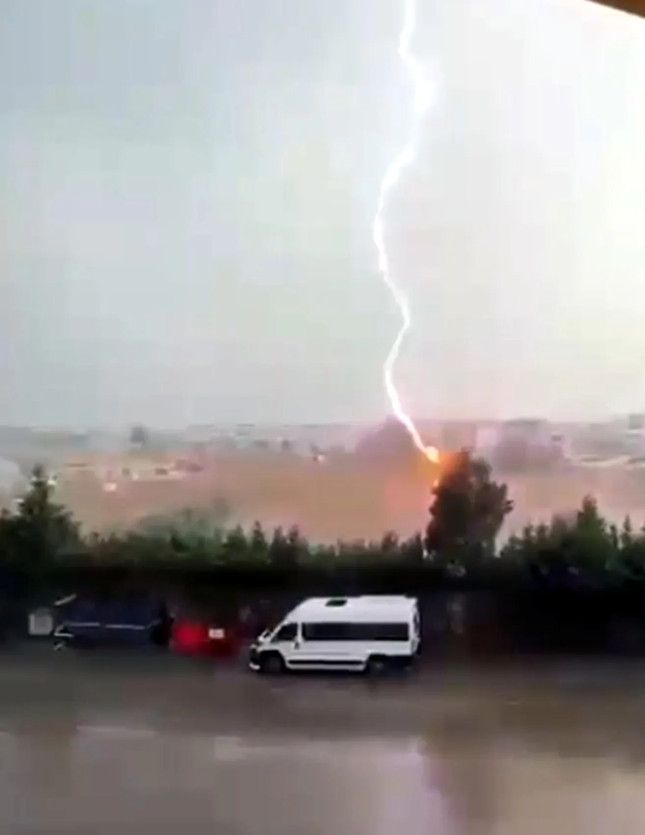 Tekirdağ'da palmiye ağacına yıldırım düşme anı kameraya yansıdı