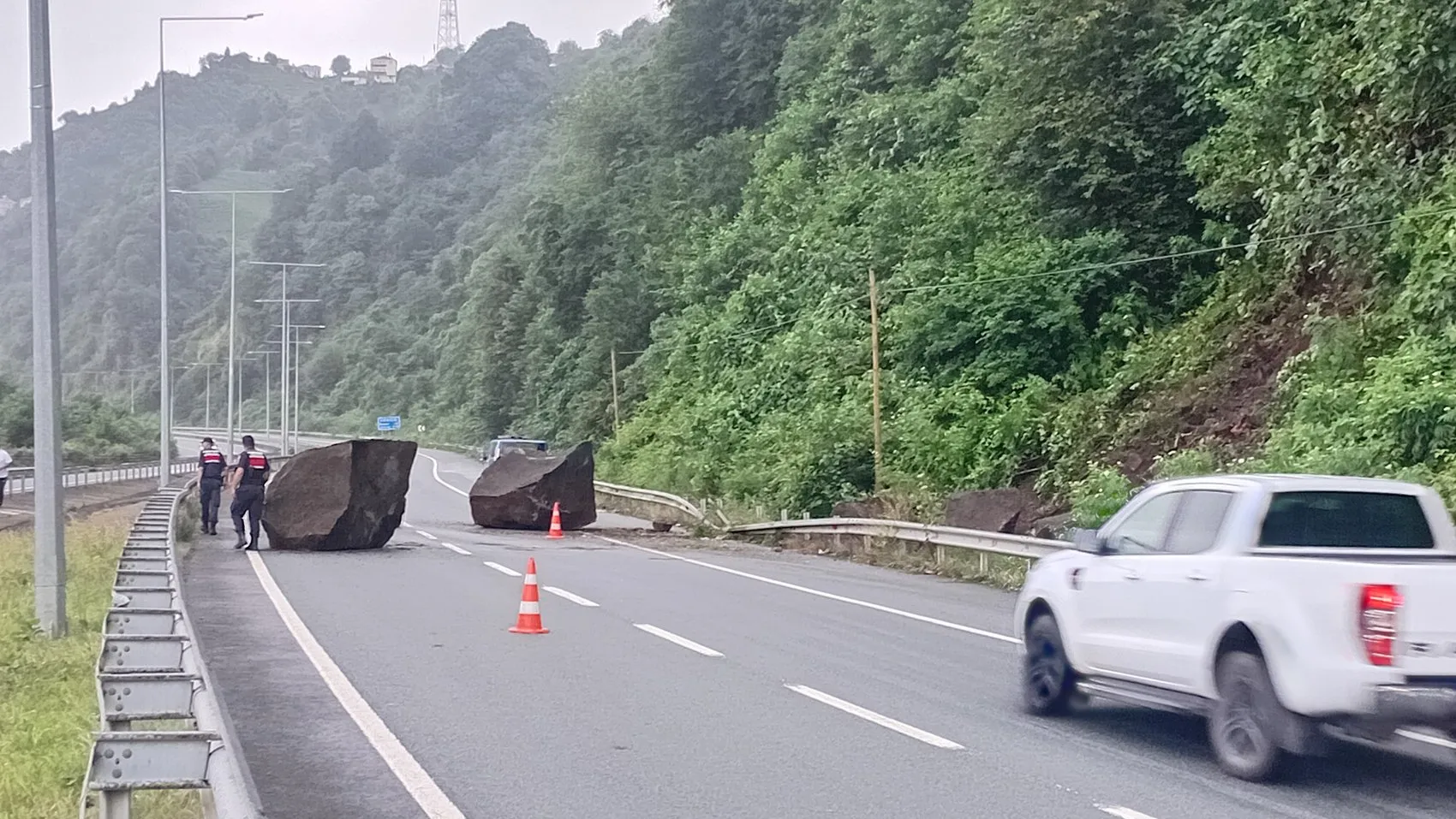 Rize sahil yolunda yamaçtan kopan dev kayalar trafiği kesti