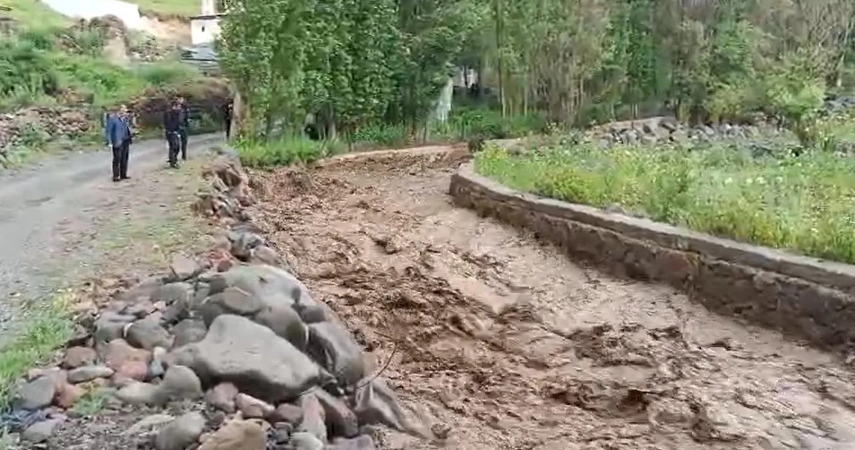 Erzurum Oltu'da dere taştı evleri su bastı