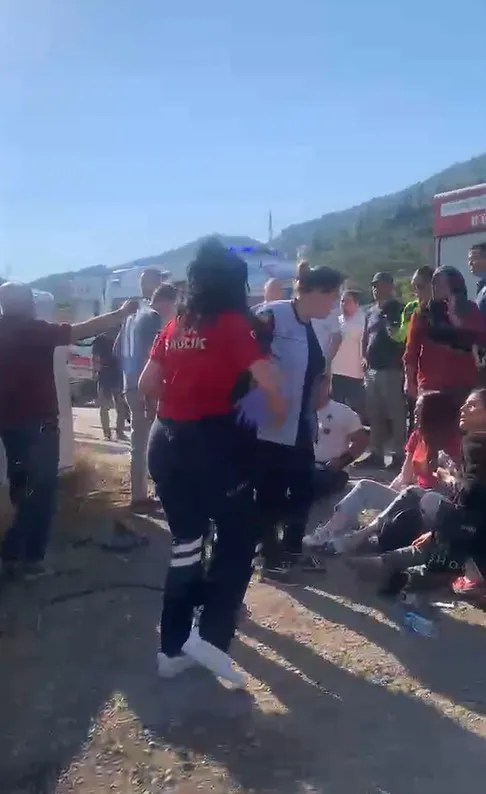 Bursa Gemlik'te işçi servisi devrildi 15 kişi hastaneye kaldırıldı