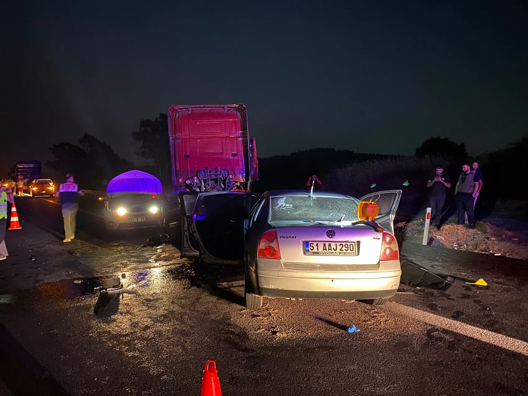 Adana'da otoyol faciası Emniyet şeridindeki TIR'a çarpan araçta iki kişi öldü