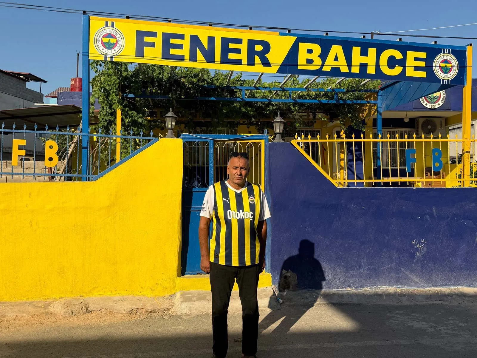 Hataylı depremzede evini Fenerbahçe renklerine boyadı