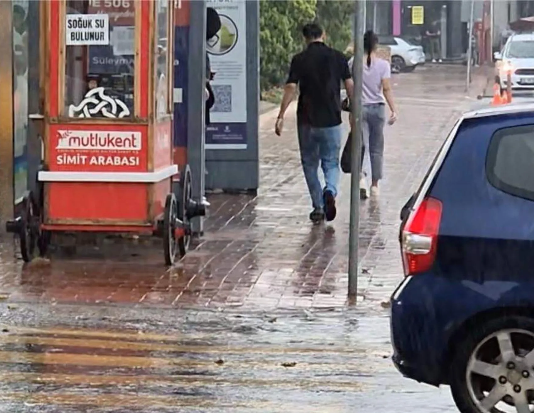 Tekirdağ'da aniden bastıran sağanak hayatı felç etti