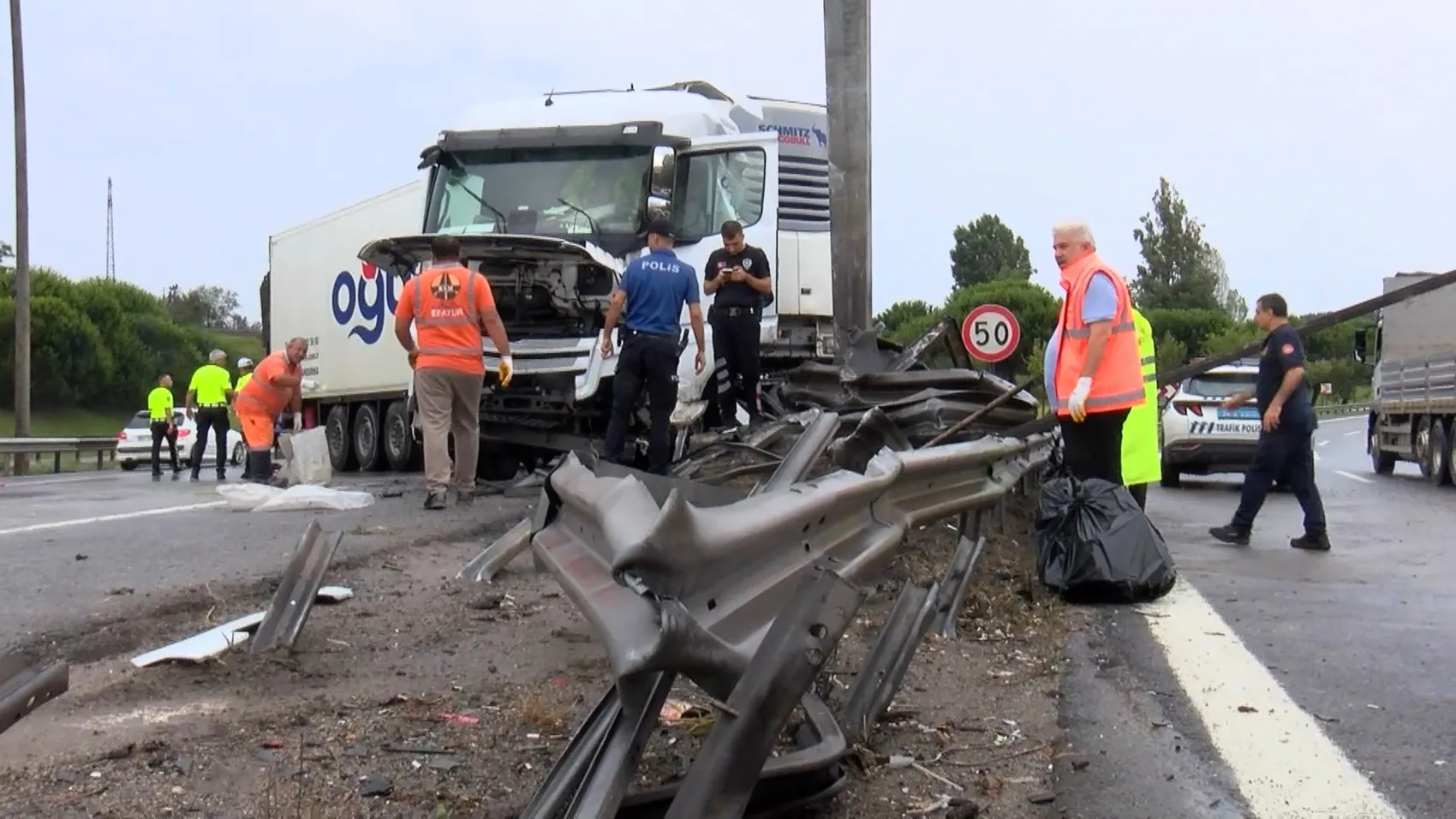 Pendik TEM Otoyolu'nda yağış nedeniyle kayan TIR trafiği kilitledi