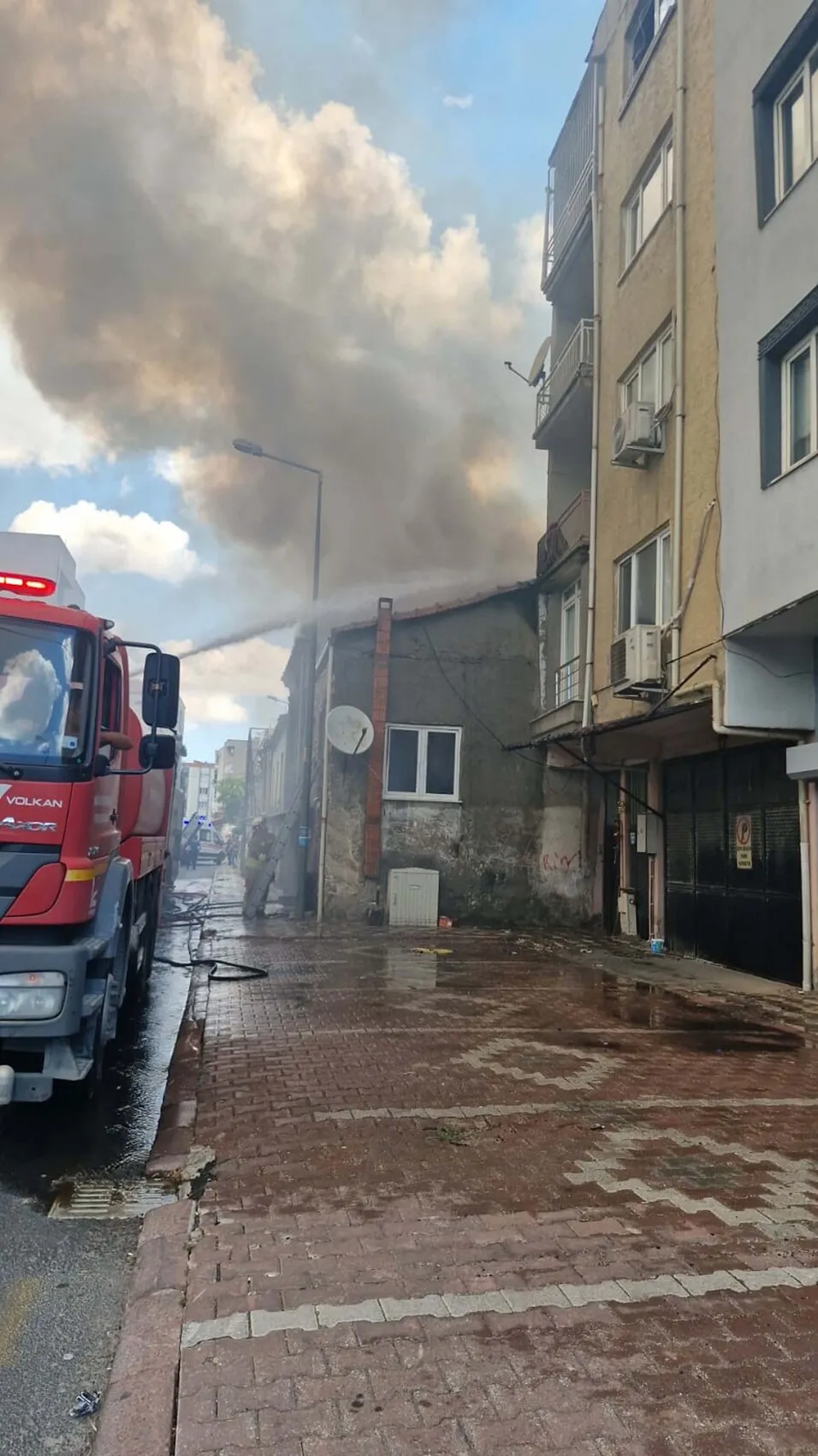 Kırkağaç’ta bir evde başlayan yangın üç evi küle çevirdi