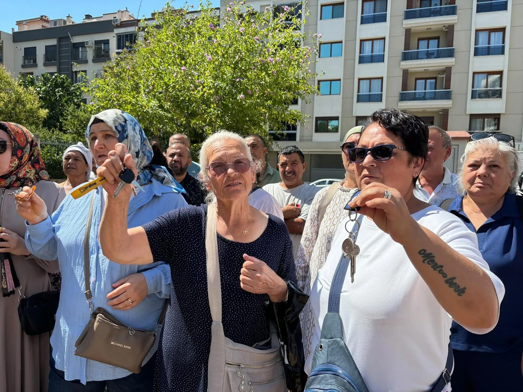 Örnekköy’de evlerini bekleyen hak sahipleri anahtar sallayarak eylem yaptı