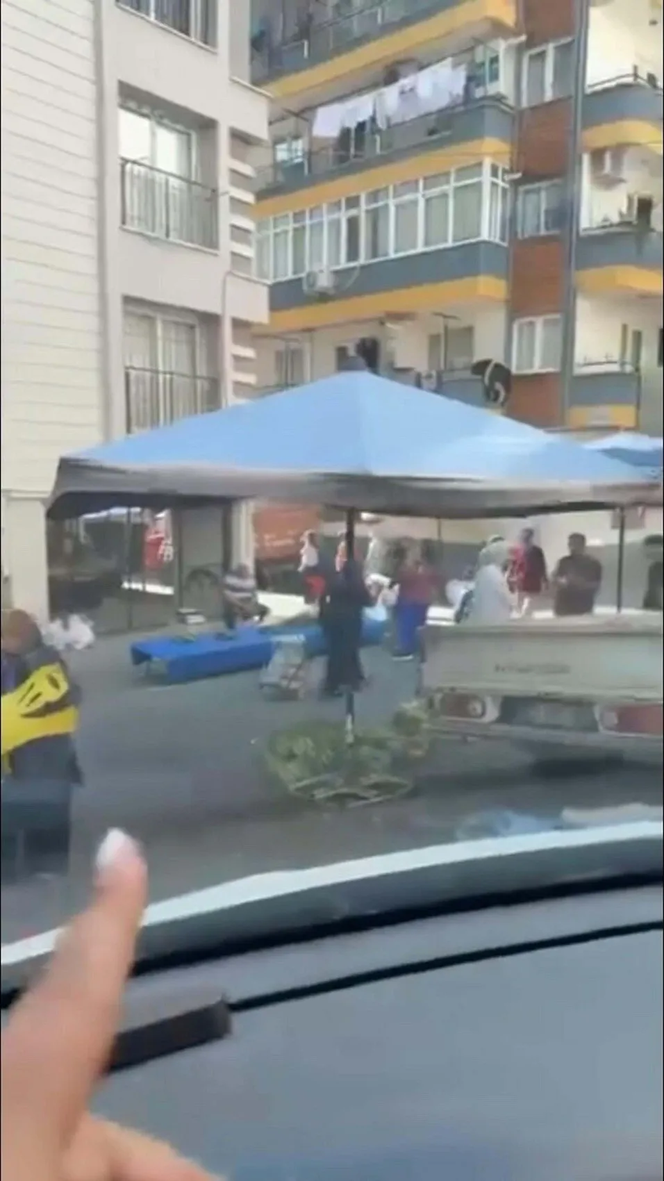 Aydın'da yol kavgası Sürücü pazar tezgahını otomobiliyle ezdi