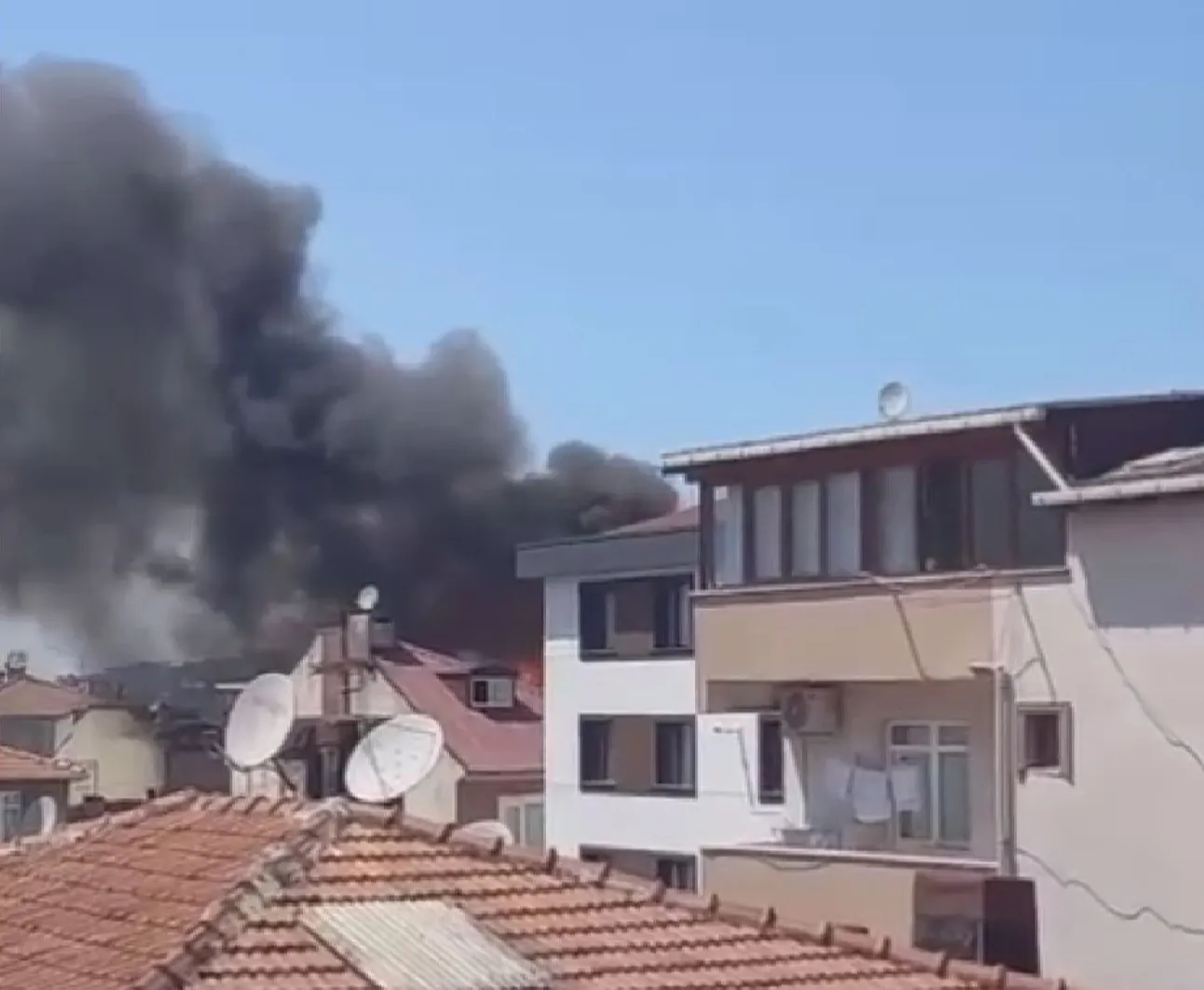 Pendik’te beş katlı binanın çatısı alevlere teslim oldu