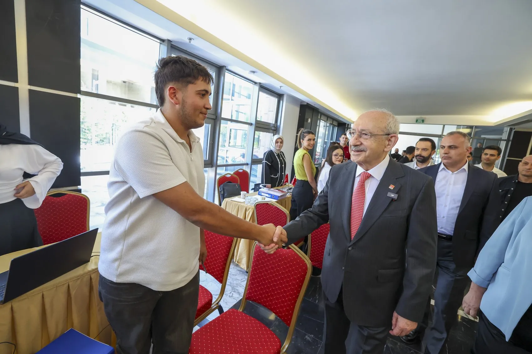Kılıçdaroğlu gençlerin tercih heyecanına ortak oldu