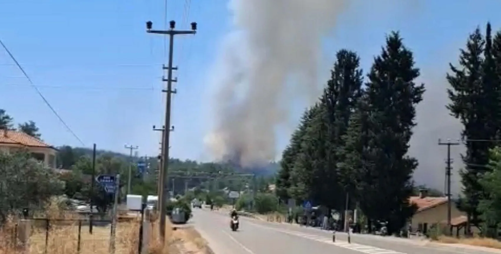 Fethiye ormanlarında rüzgar yangını yeniden tetikledi