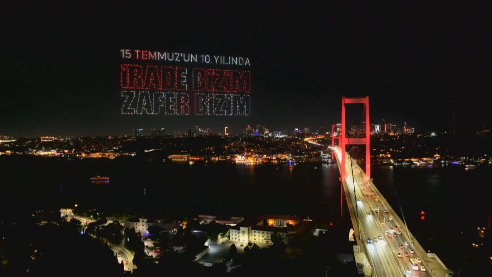 15 Temmuz anması için köprüde dronlar gökyüzünü süsledi