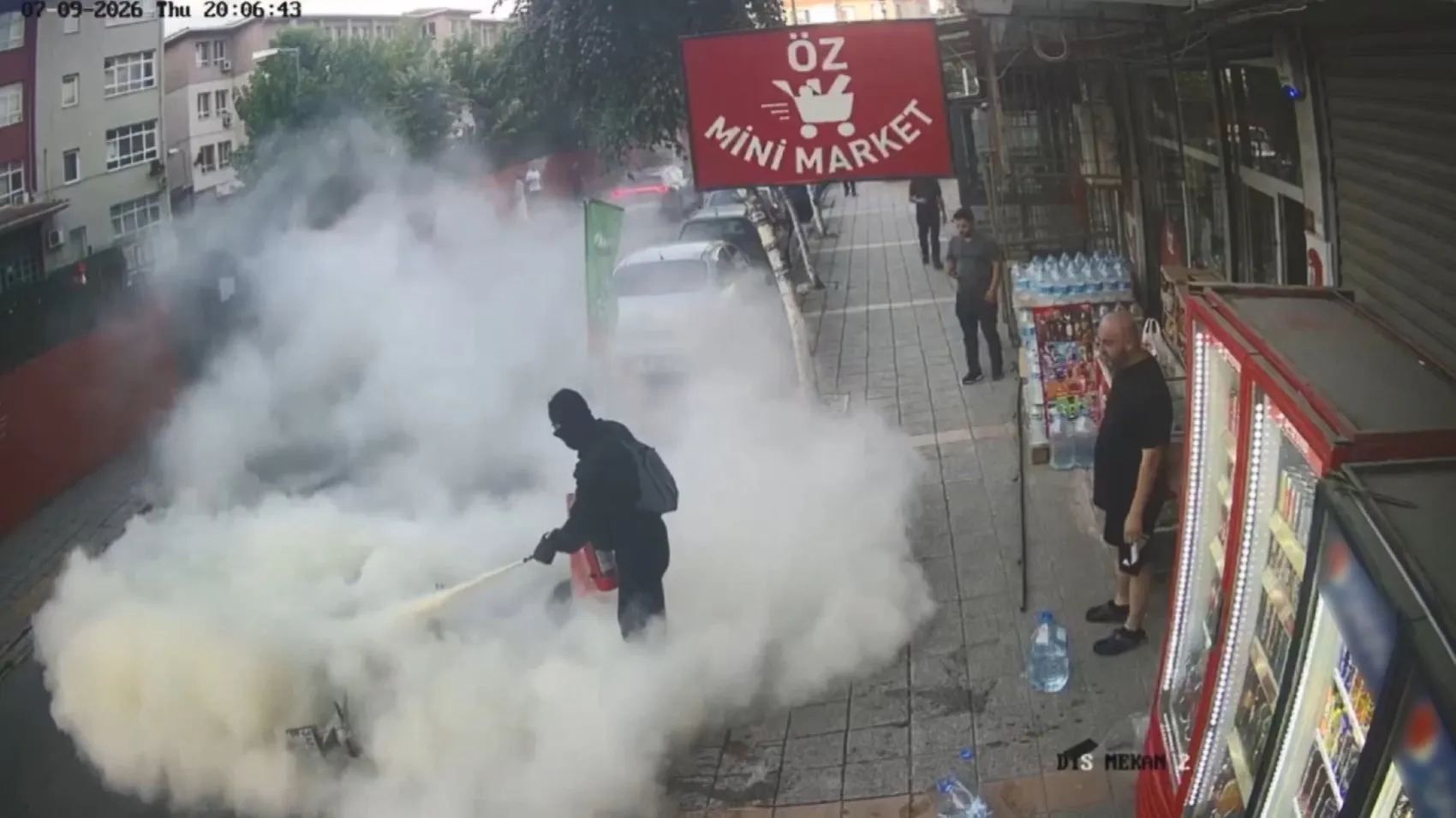 Küçükçekmece'de yanan motosiklete mahalleli seferber oldu