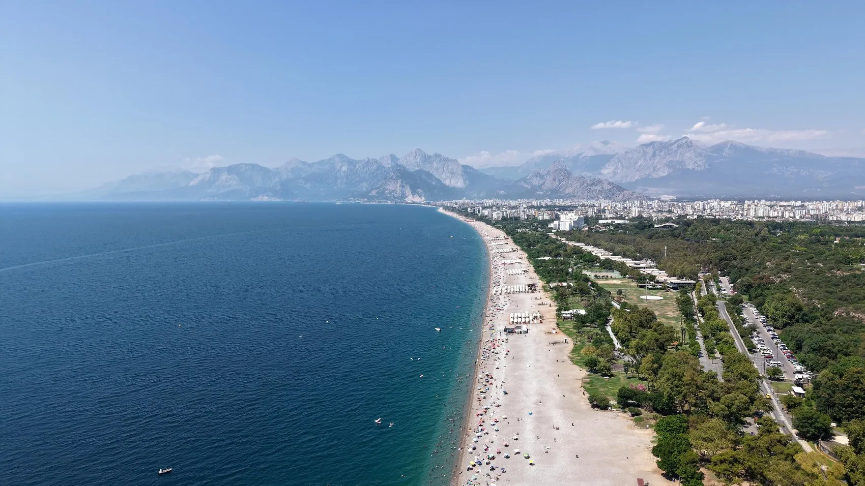Antalya sıcağında sahil mesaisi başladı
