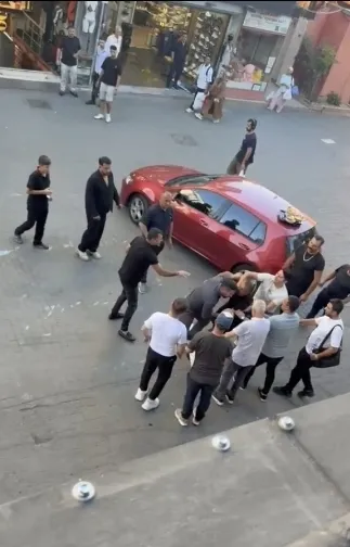 Bakırköy’de sokak ortasında bıçaklı kavga