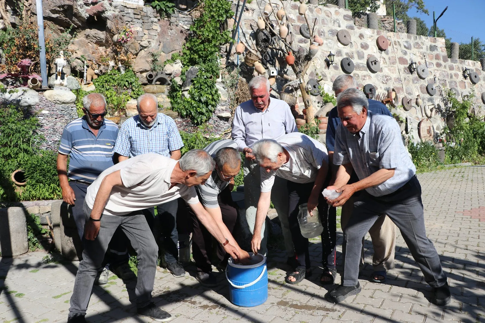 Kayseri'de 500 yıllık gelenek Yazın ortasında kar keyfi