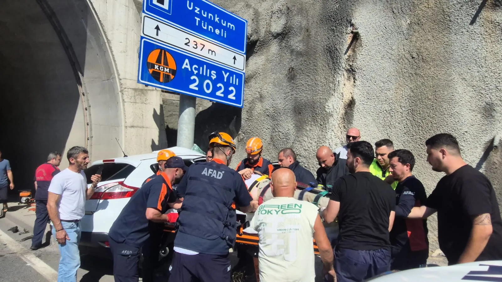 Zonguldak'ta tünel girişinde kaza yapan sürücü ağır yaralandı