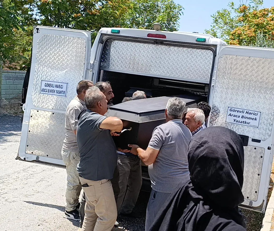 Konya’da aile faciası Anne ve kızı son yolculuğuna uğurlandı