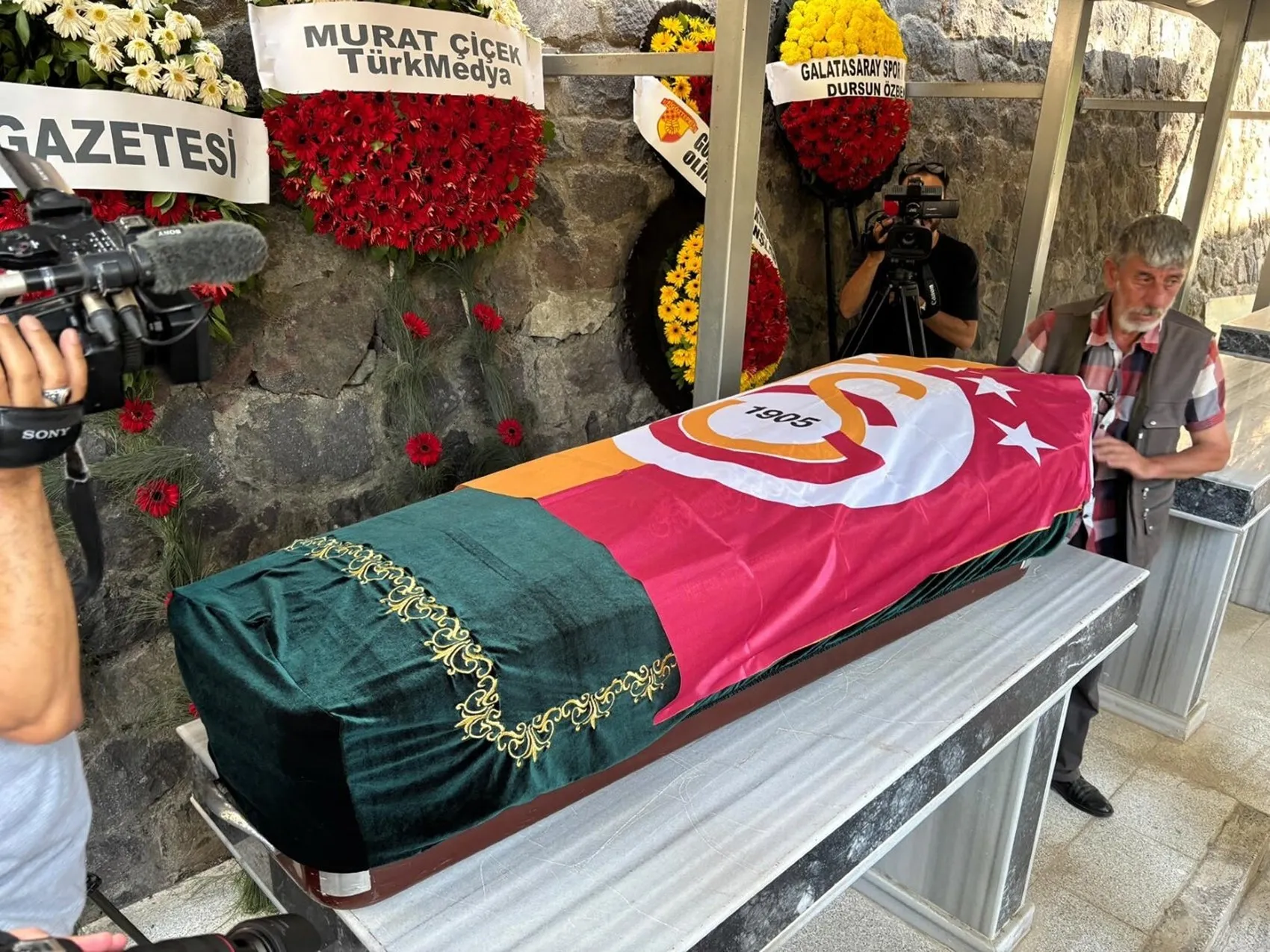 Gazeteci Aziz Üstel son yolculuğuna uğurlandı