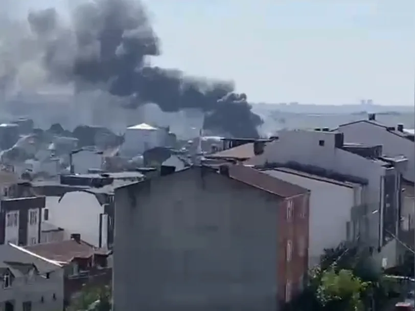 Arnavutköy'de evlerin dibinde korkutan yangın