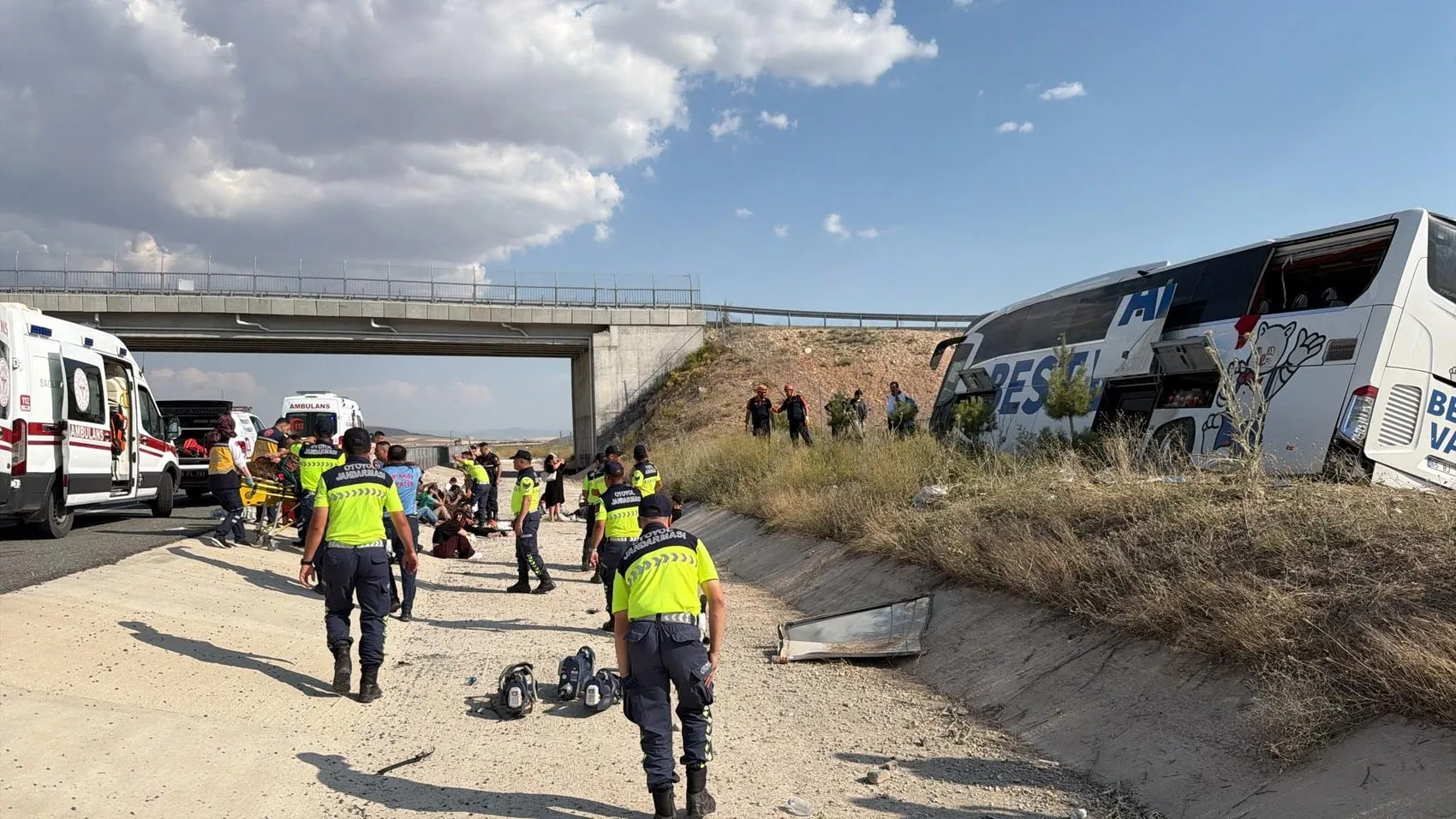 Aksaray yolunda otobüs kazası Çok sayıda yaralı var