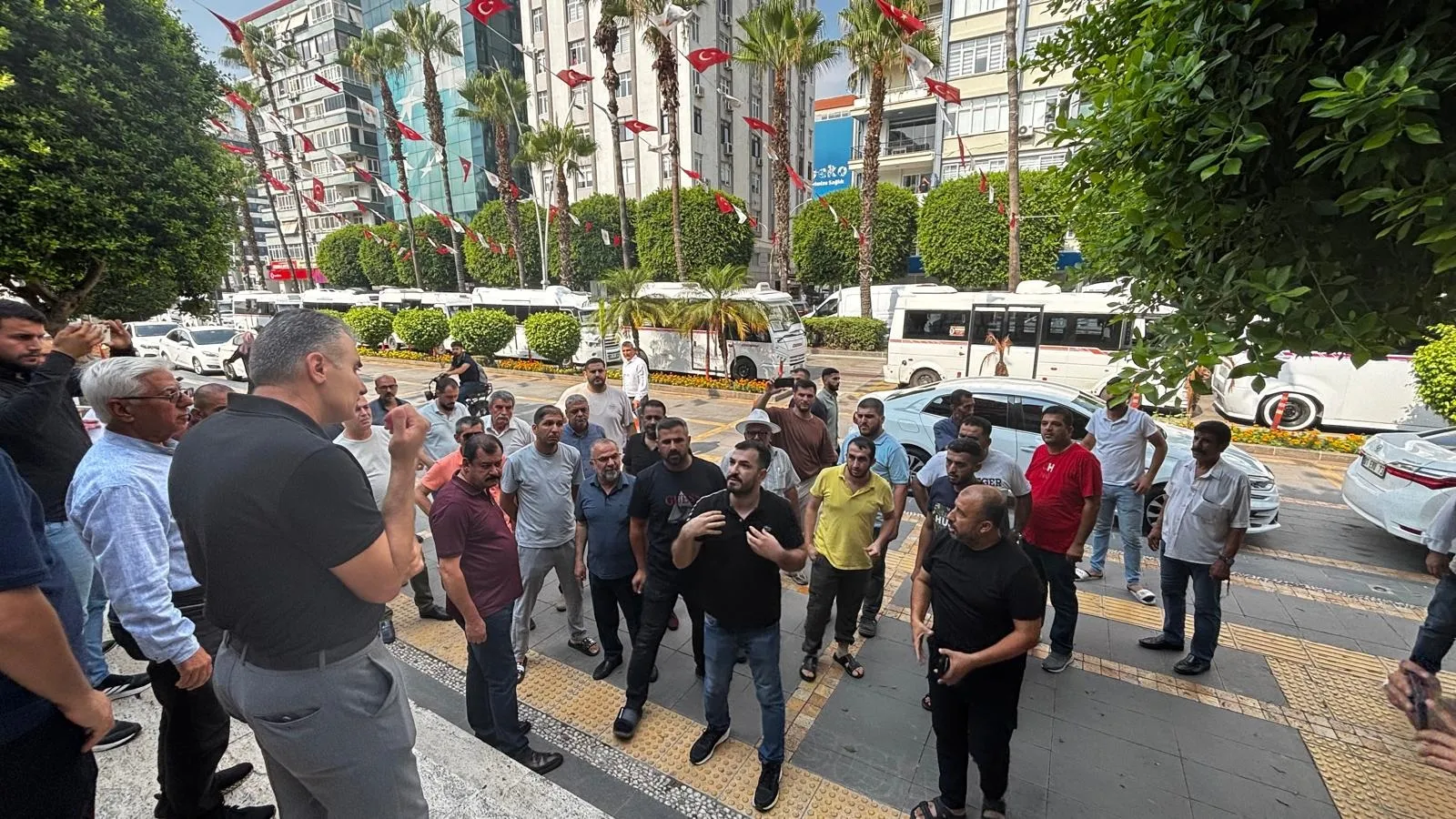 Adana'da dolmuş krizi Şoförler kontak kapattı