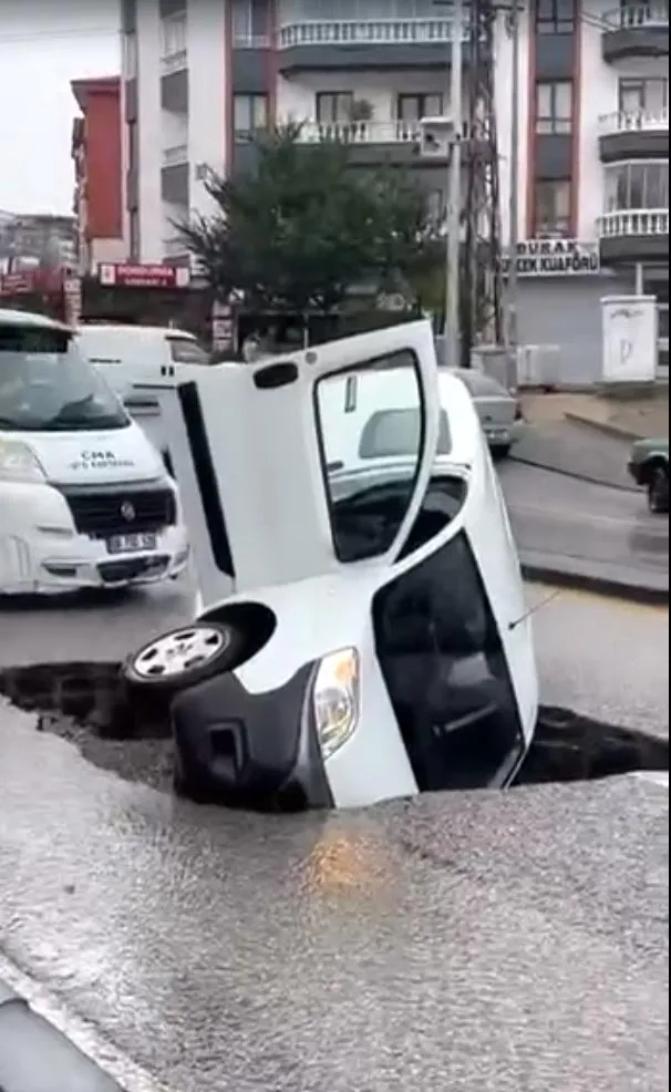 Ankara sele teslim oldu Araçlar ve eşyalar sürüklendi