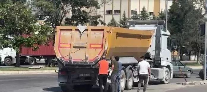 Gaziantep'te işçi servisi kamyona çarptı