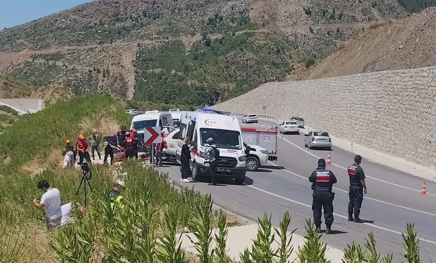 Antalya yolunda feci kaza Bir aile uçuruma yuvarlandı