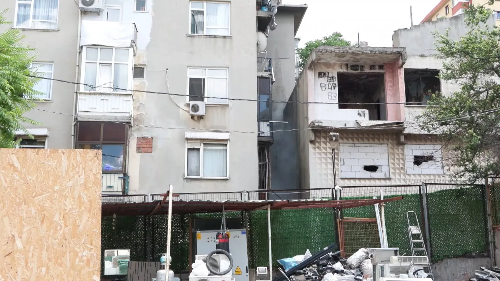 Kadıköy'de apartman yangını paniği
