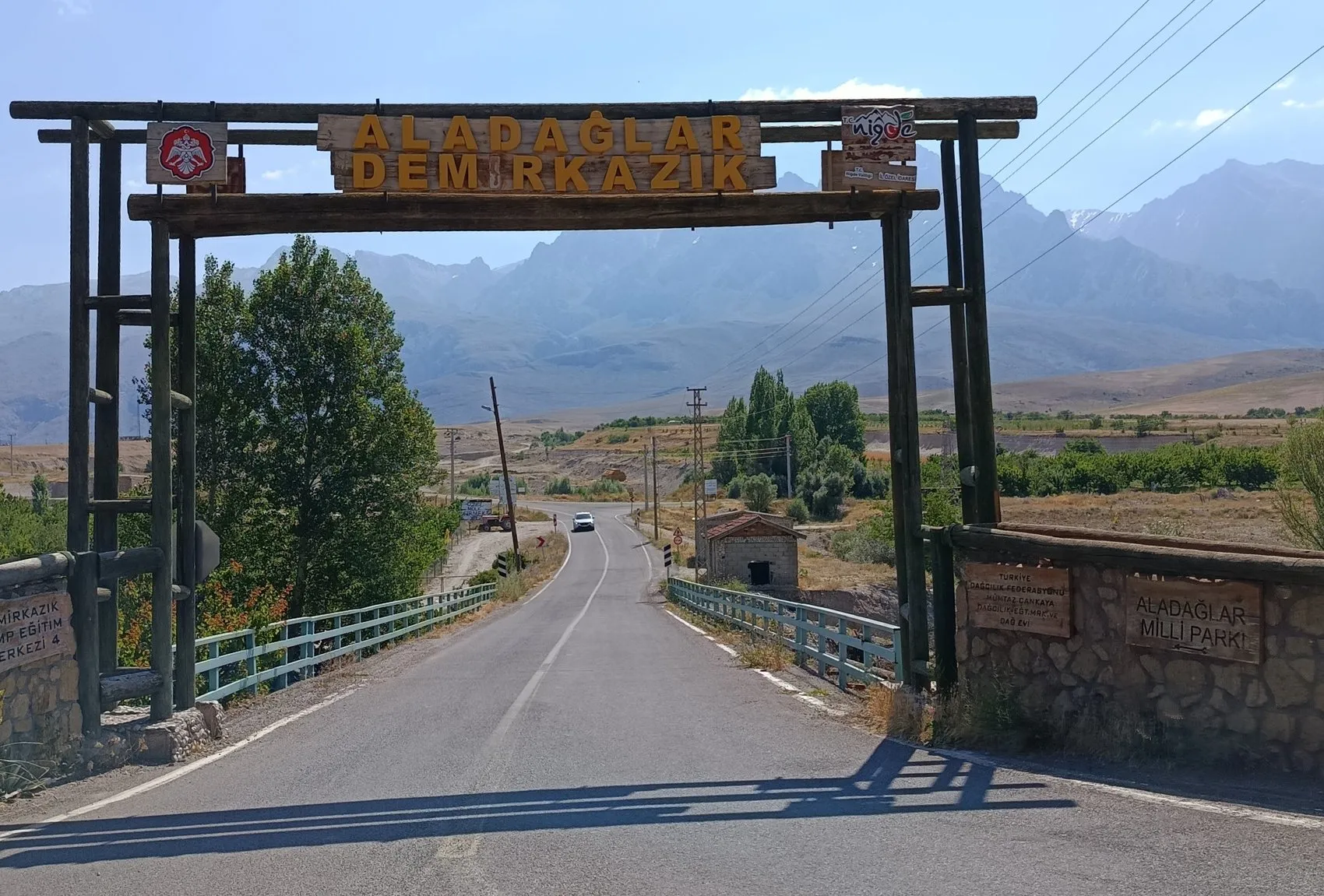 Osmaniyeli dağcılar 15 Temmuz şehitleri için Aladağlar zirvesine çıktı