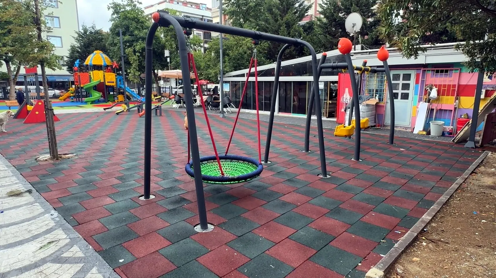 Avcılar'da parktaki salıncak kazaları sonrası yerinden söküldü
