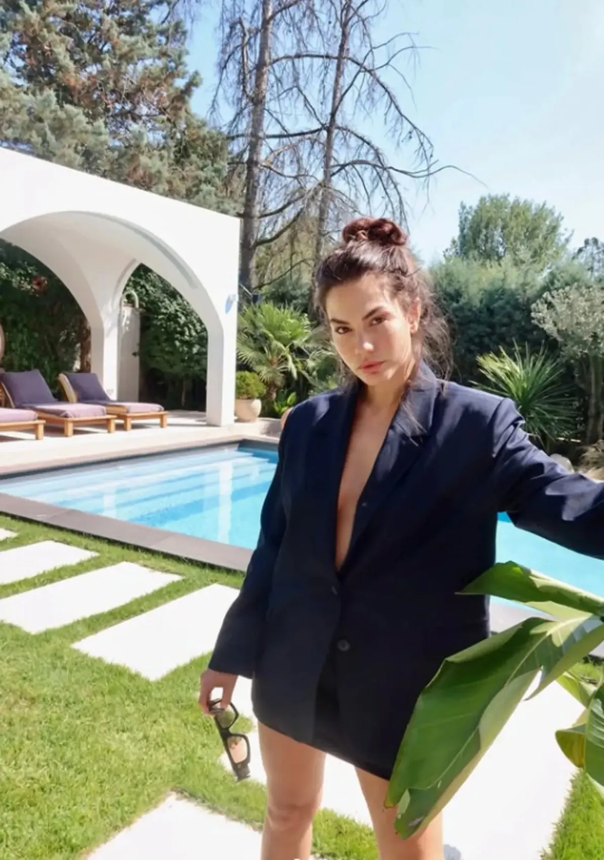 Demet Özdemir den cesur poz! Havuz başındaki tarzı sosyal medyayı salladı 2