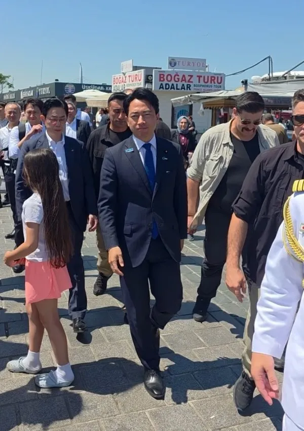 Japon Bakandan Eminönü'nde balık ekmek molası