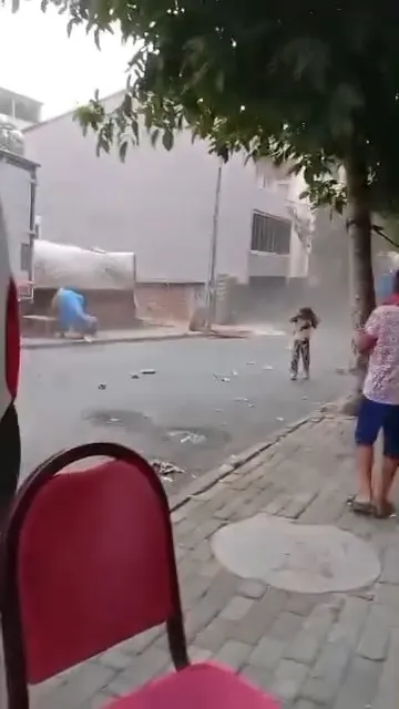 İstanbul’da sert fırtına Avcılar’ı vurdu