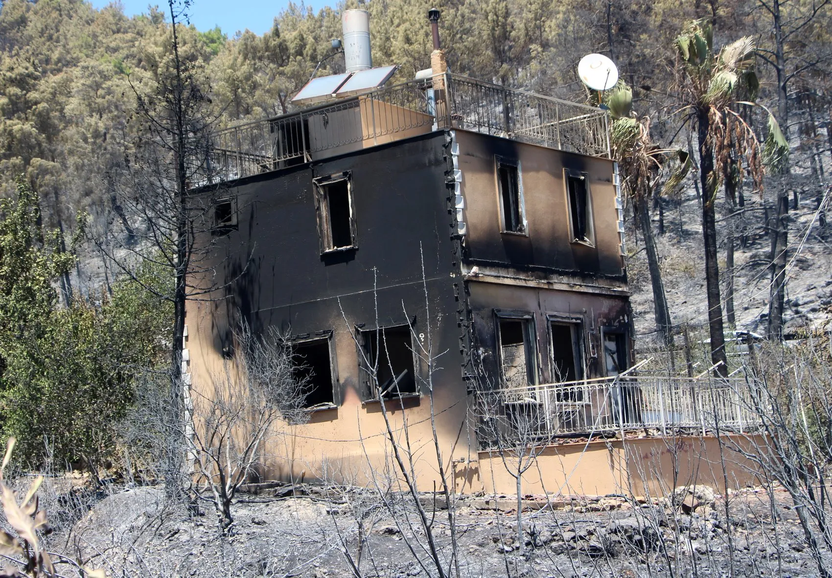 Kumluca yangınında emekli itfaiyeci kendi mücadelesiyle evini kurtardı