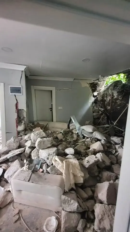 Giresun'da dev kaya parçası evin üzerine düştü
