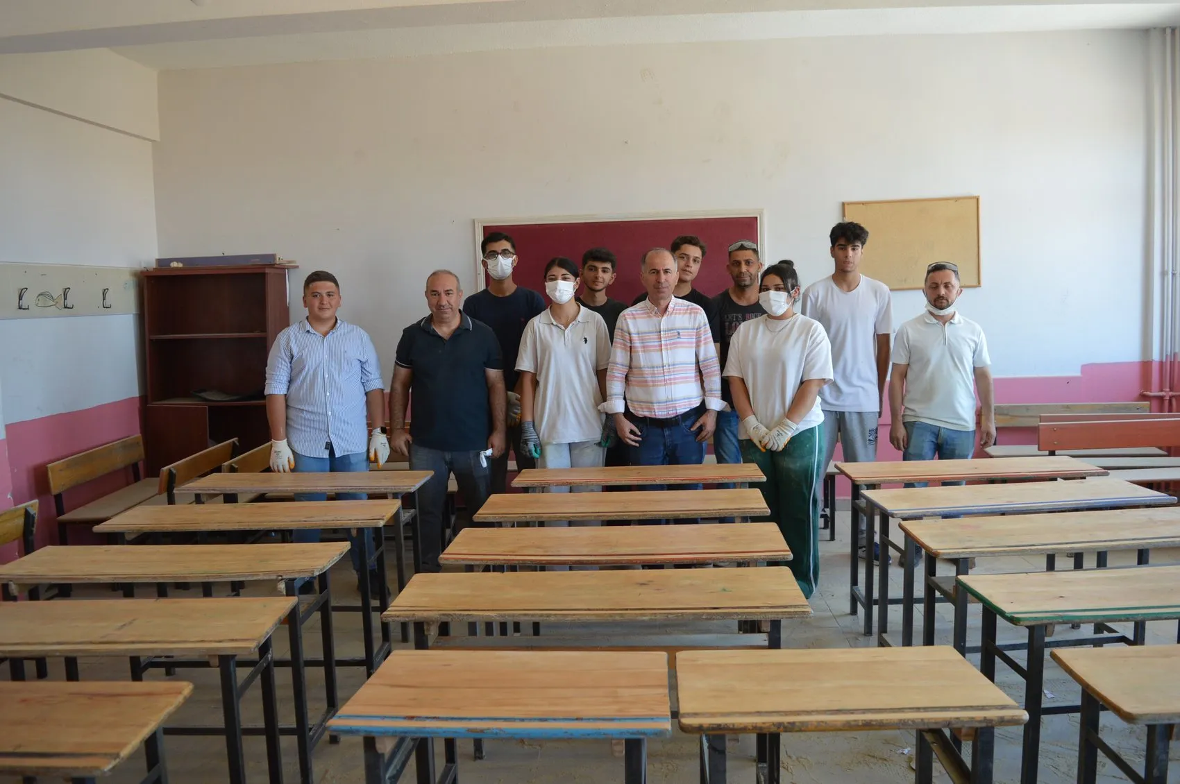 Mardinli öğrenciler eski sıraları fabrikadan yeni çıkmış gibi yeniledi