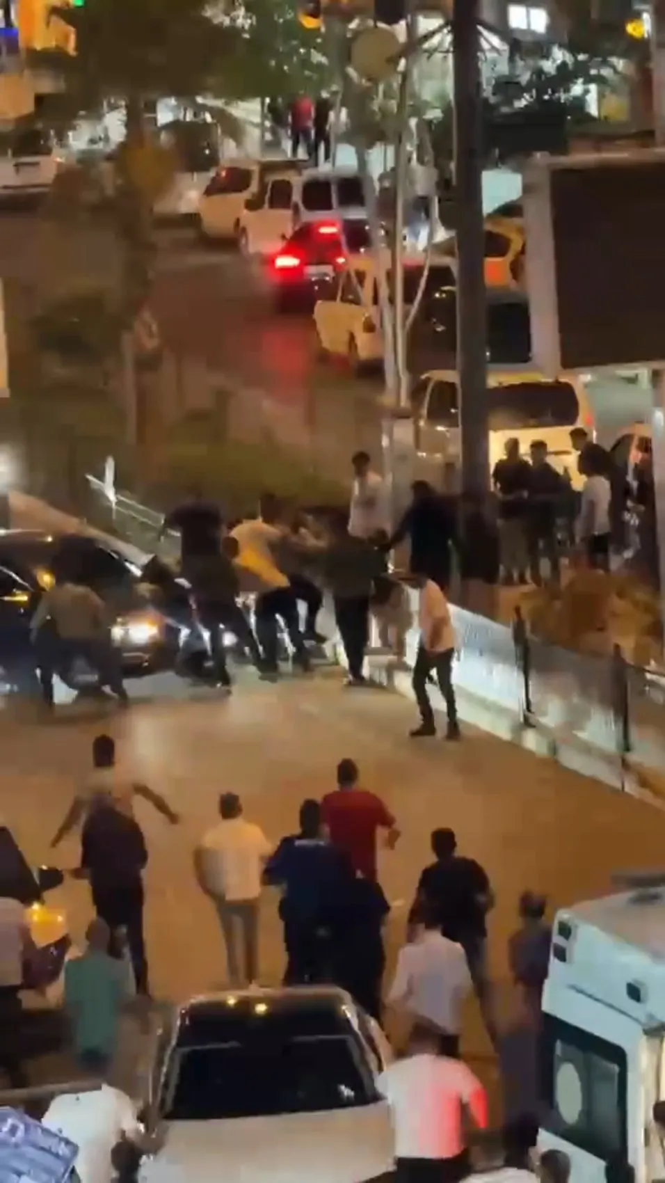 Silopi İpekyolu Caddesi’nde alacak kavgası kameraya yansıdı